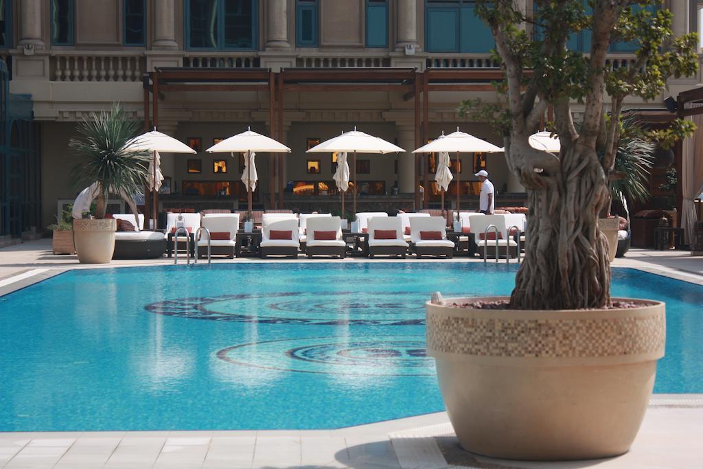 Four Seasons Cairo At The First Residence Giza Екстериор снимка The pool at the Four Seasons Hotel