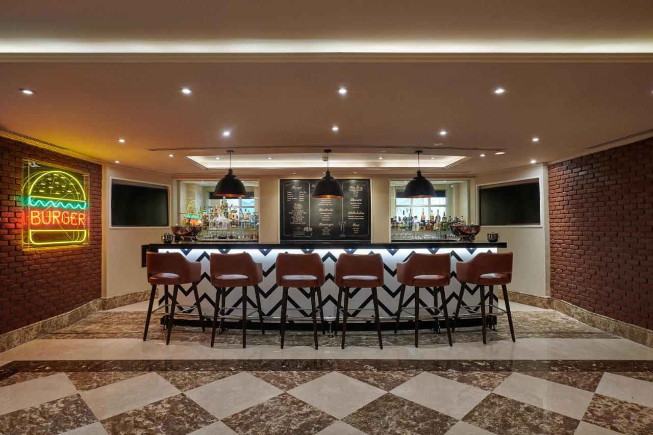 Four Seasons Cairo At The First Residence Giza Екстериор снимка The bar at the Burger Bar