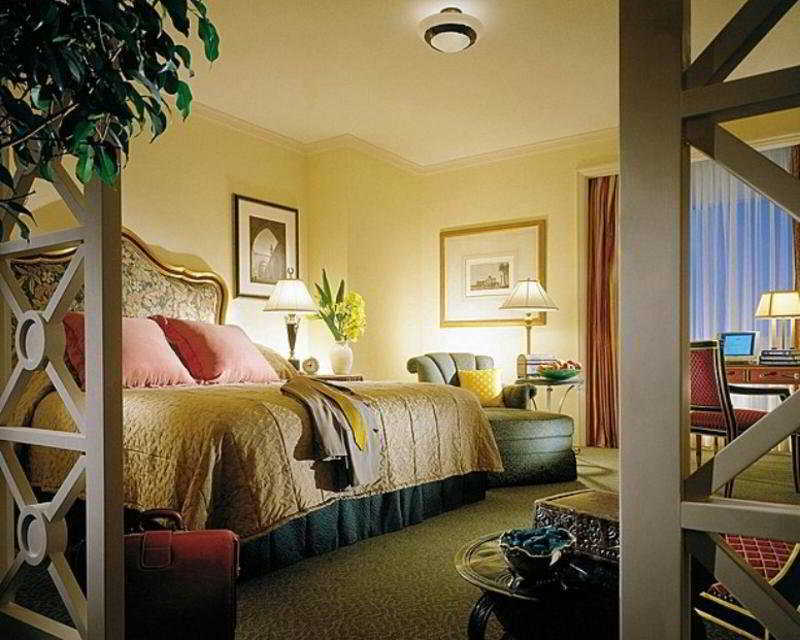 Four Seasons Cairo At The First Residence Giza Стая снимка A guest room at the Hilton Anatole