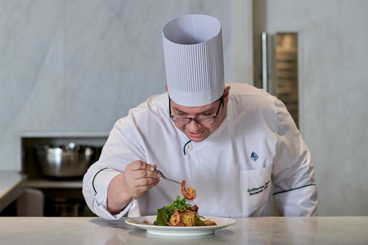 Four Seasons Cairo At The First Residence Giza Екстериор снимка Chef preparing a meal