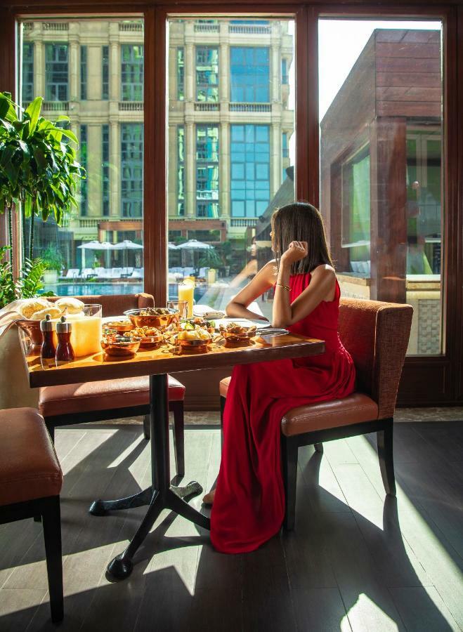 Four Seasons Cairo At The First Residence Giza Екстериор снимка A woman dining at a restaurant